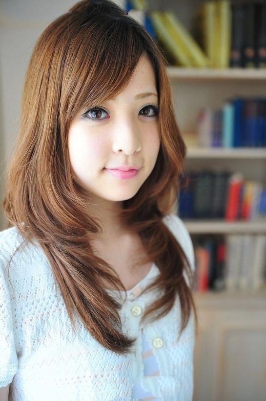 秋元希在书架前浅笑嫣然 Qiu Yuanxi smiled sweetly in