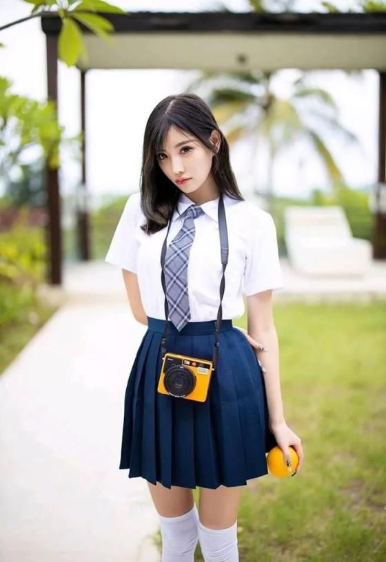 装嫩学生装  Pretending to be a student