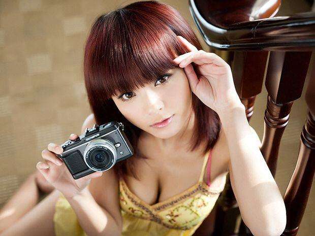 清纯少女镜头下的性感姿态展现青春活力与迷人魅力 The sexy posture under the lens of an innocent girl shows youthful vitality and charming charm