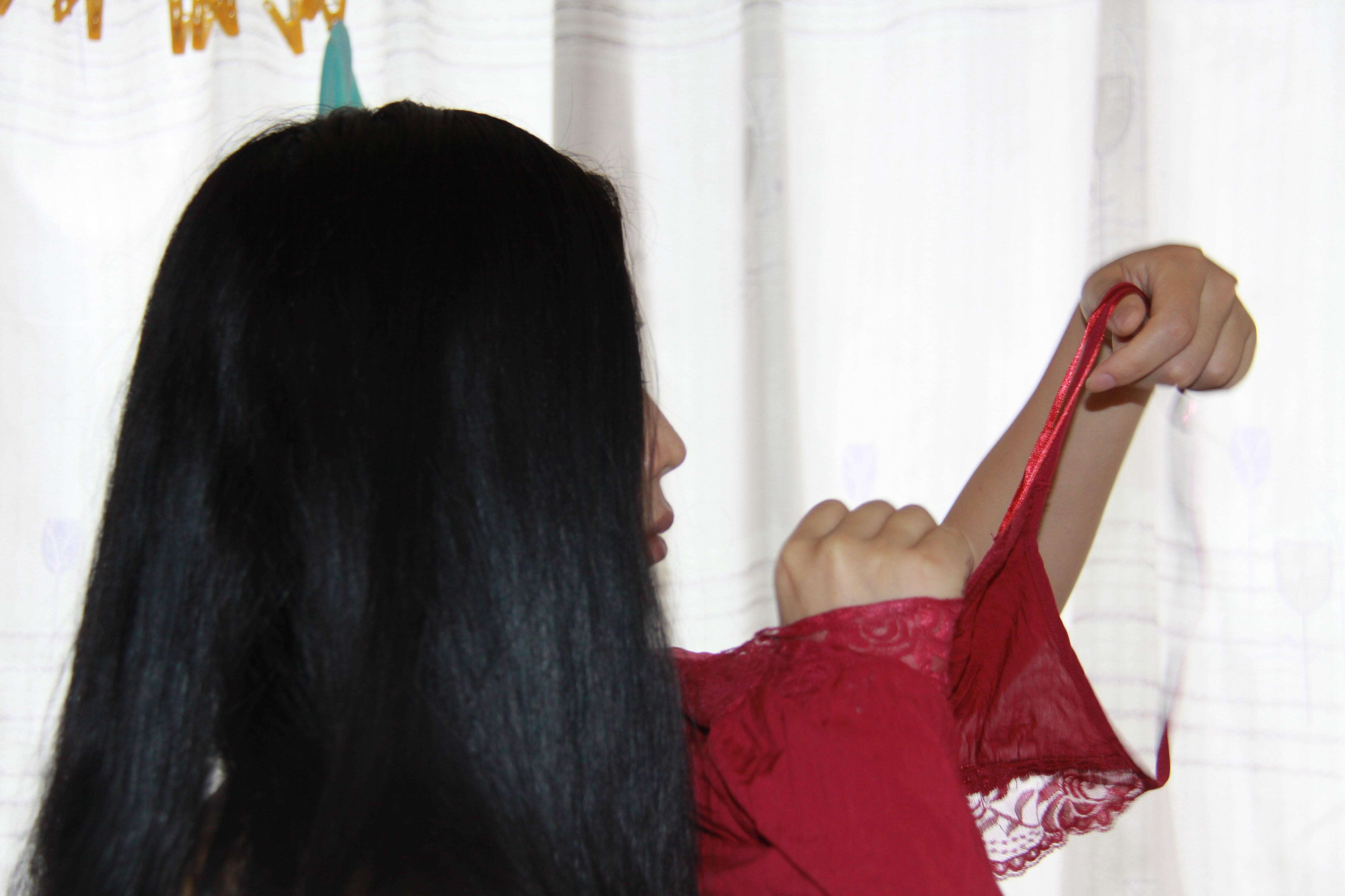 良家女子红裙午后私语 Liangjia women's red skirt in the afternoon whispering