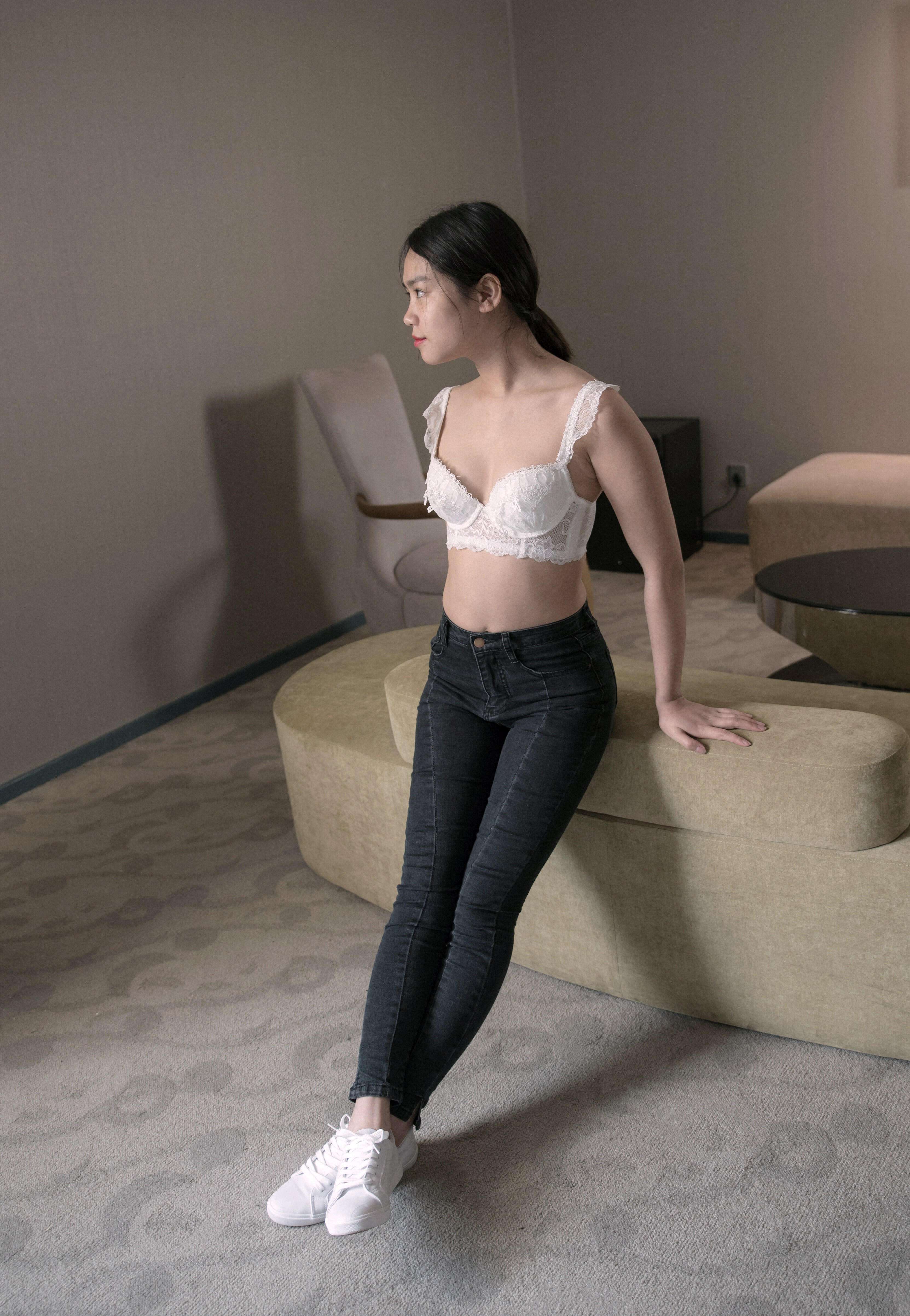 白嫩牛仔裤女孩的酒店房间 The hotel room of white tender jeans girl