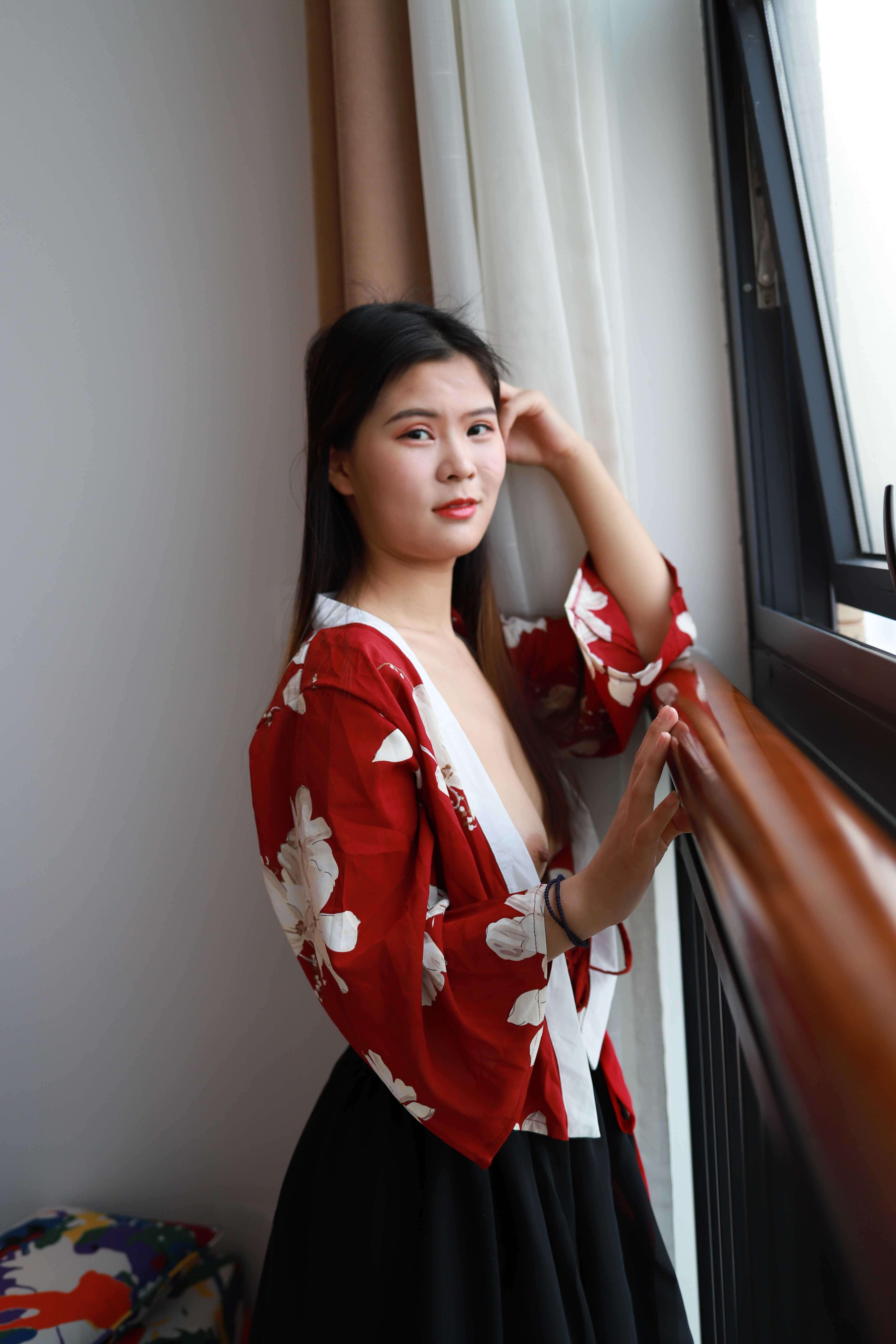 窗边倩影红衣佳人 A beautiful woman in red clothes by the window