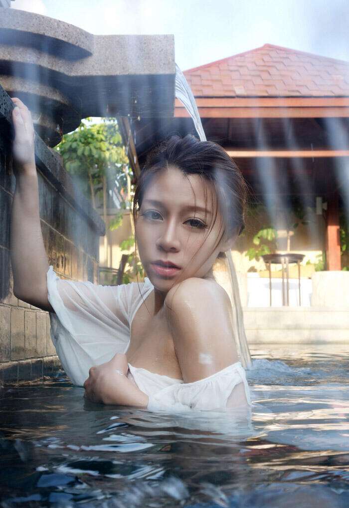巴厘岛泳池边秀人美女模特嘉宝贝儿的慵懒时光 Bali swimming poolside showman beauty model Jia Baby lazy time