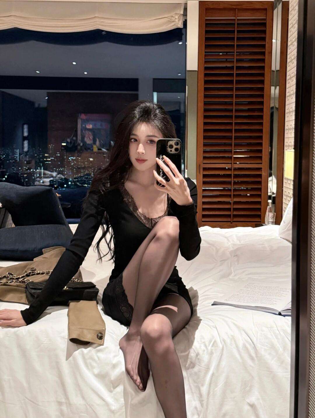 外围女酒店露出肥美骚穴 Female pussy exposed in the outer hotel