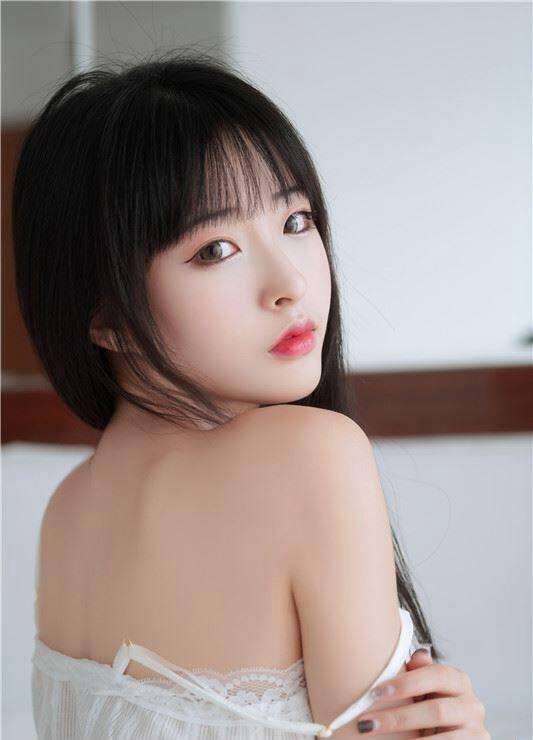 夏日清凉山谷女孩的曼妙身姿 The graceful posture of a girl in the cool valley in summer