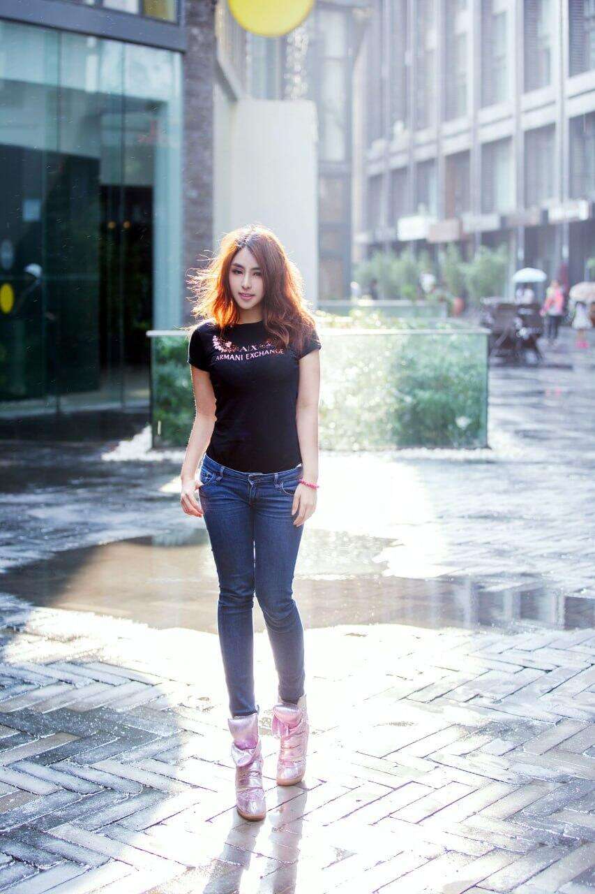 上海街头雨后阳光下的女孩小瑞 Xiao Rui, a girl in the sunshine after rain on the streets of Shanghai