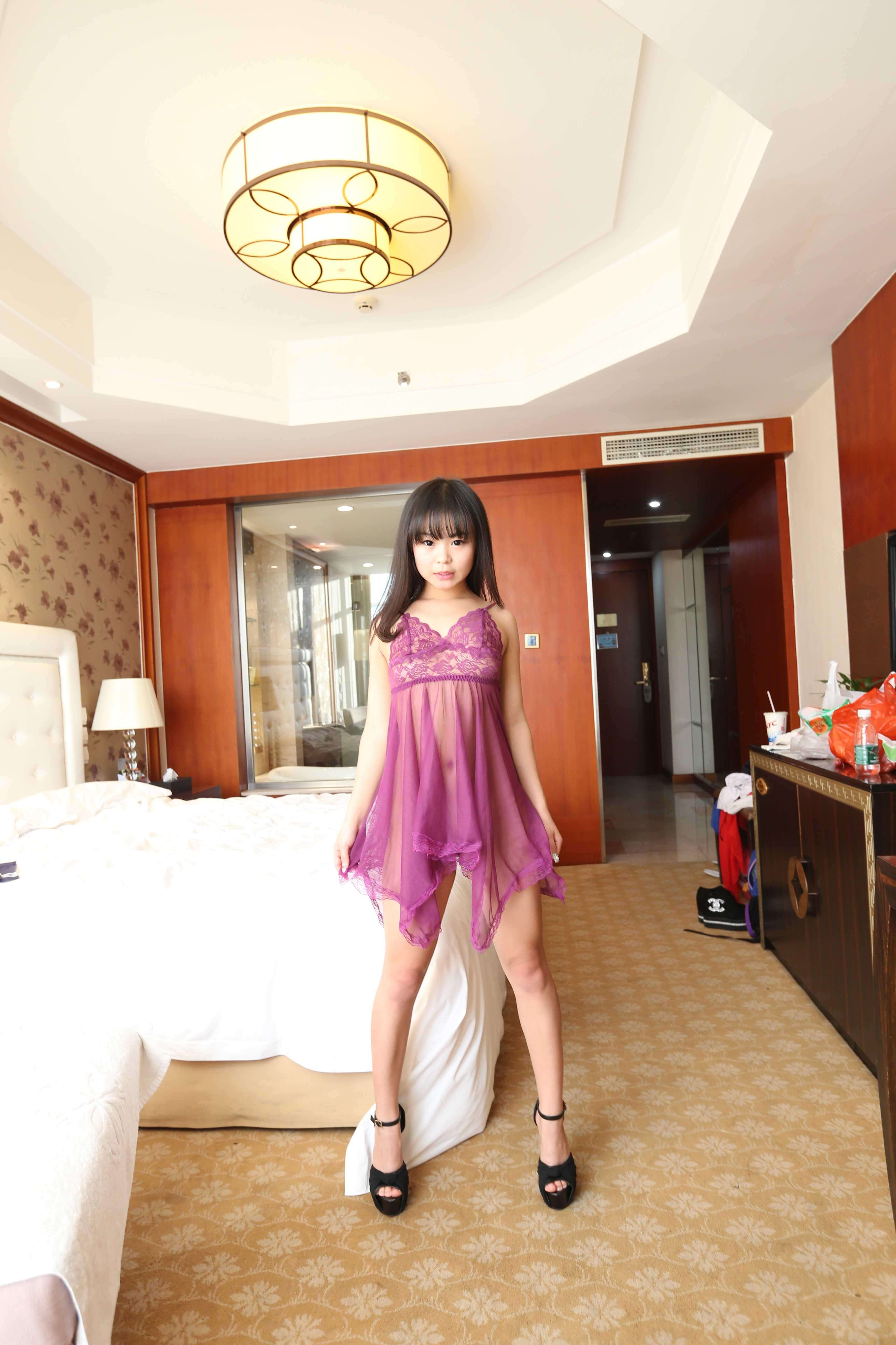 中国酒店房间内少女写真 Photos of girls in a hotel room in China