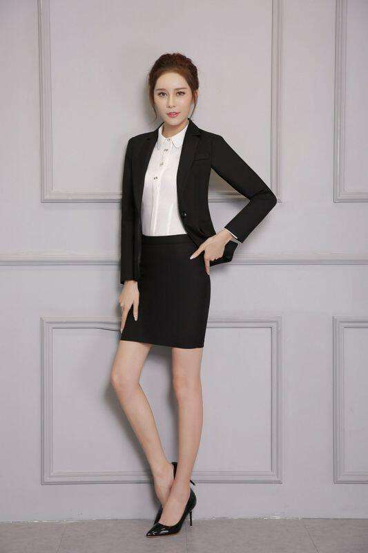 李薇的优雅职业装扮