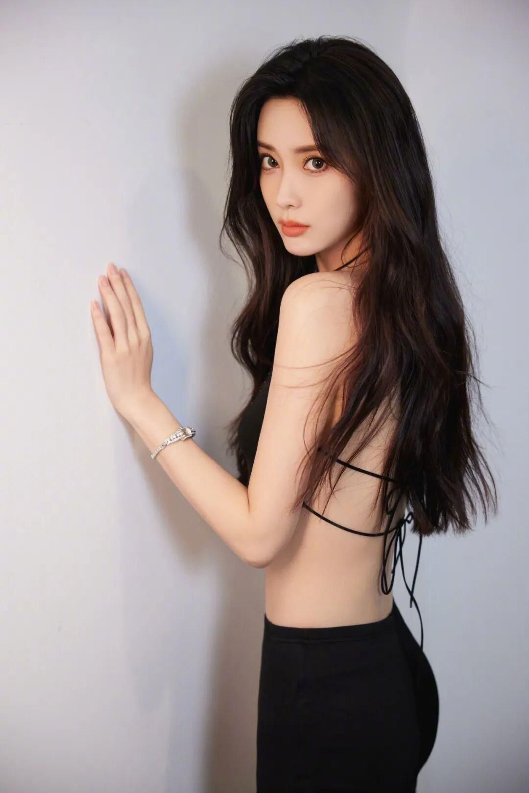 95后嫩模虞书欣写真 黑色露背装展现曼妙身姿 Photos of Yu Shux