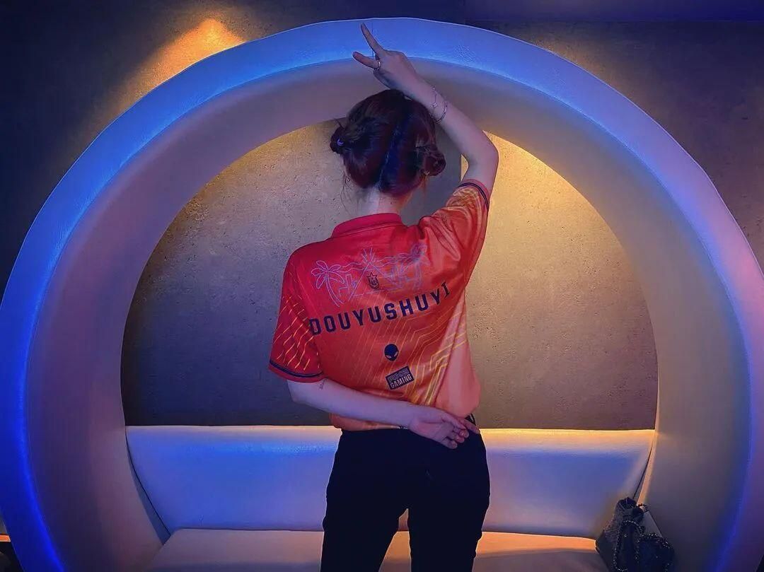 周淑怡电竞服写真，曼妙身姿展露无遗，科技感十足的场景 Zhou Shuyi's