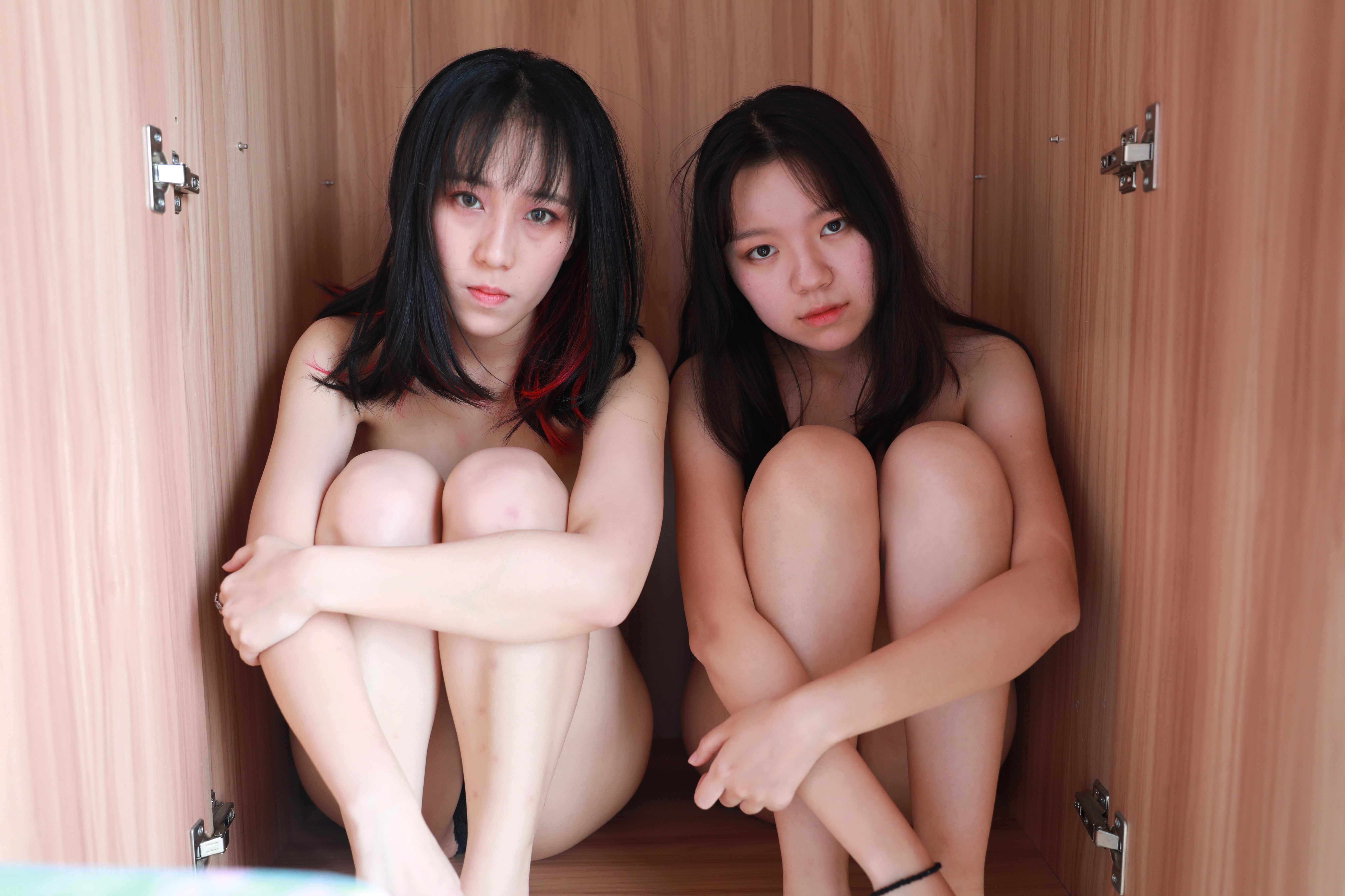 衣柜惊魂：两个女孩的肌肤之亲，暧昧姿势引人遐想，白皙美腿诱惑无限，禁忌之恋 Wa