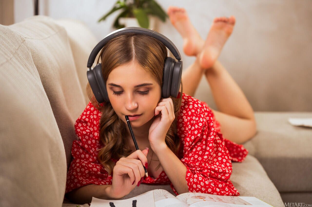 Roze的午后私语：耳机下的诱惑，红裙下的秘密 Roze's afternoon