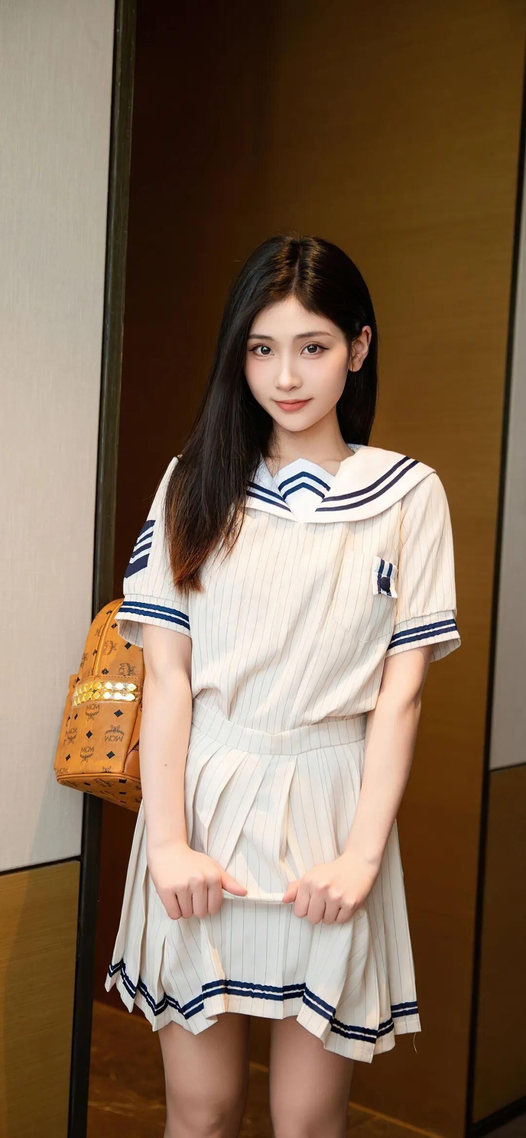 水手服少女的诱惑：清纯与性感的完美结合 The temptation of a