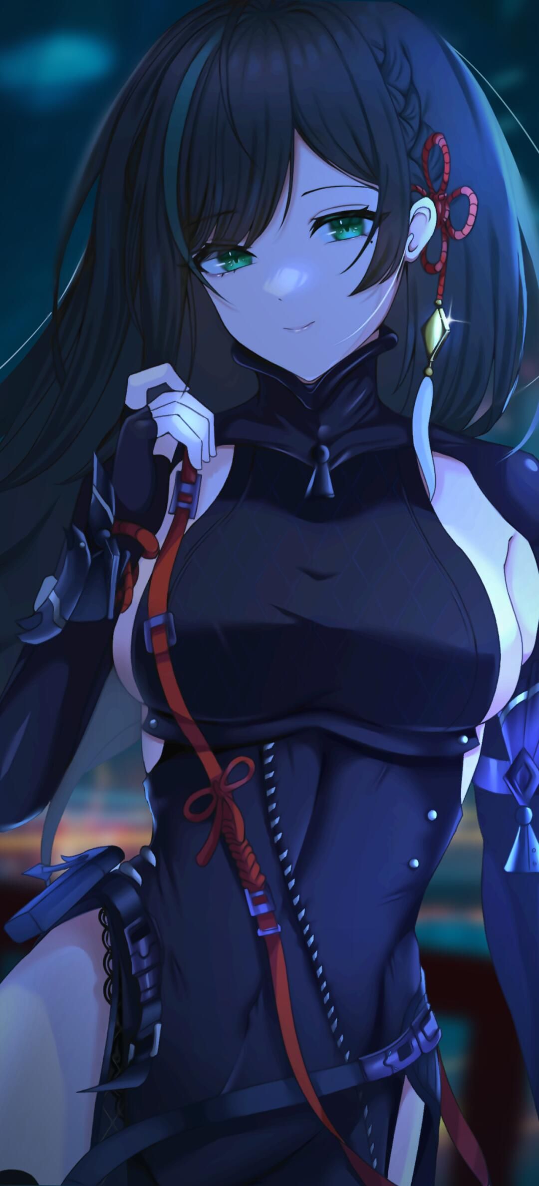 夜色撩人，她身着深蓝战衣，曲线毕露，腰间红带轻束，眼神勾魂摄魄，神秘莫测，令人浮