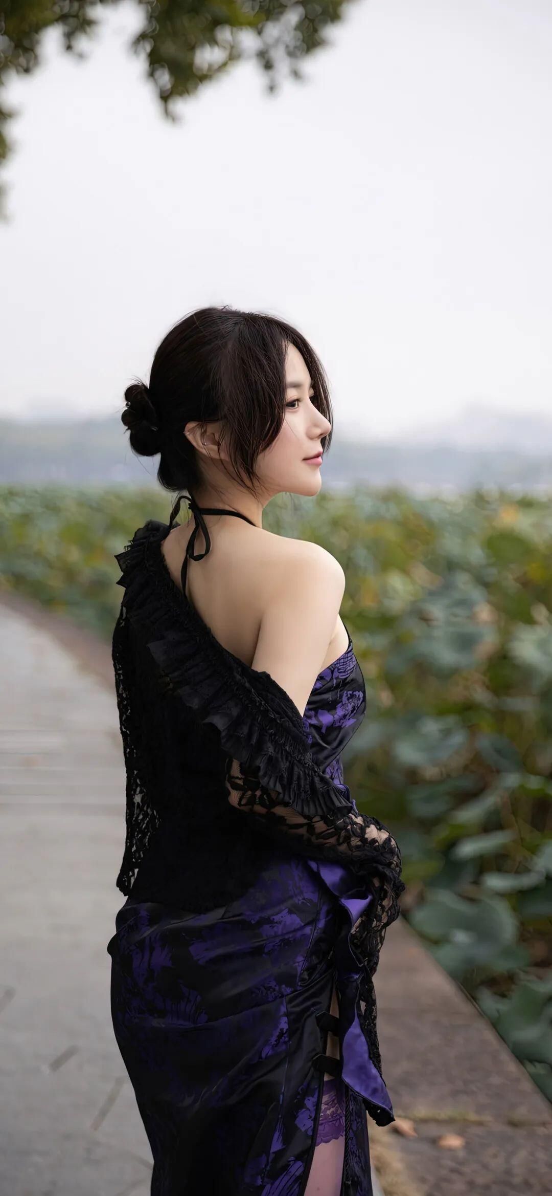 湖边魅影：紫裙少女的秘密诱惑，蕾丝、肌肤、隐秘的美丽 The Phantom o