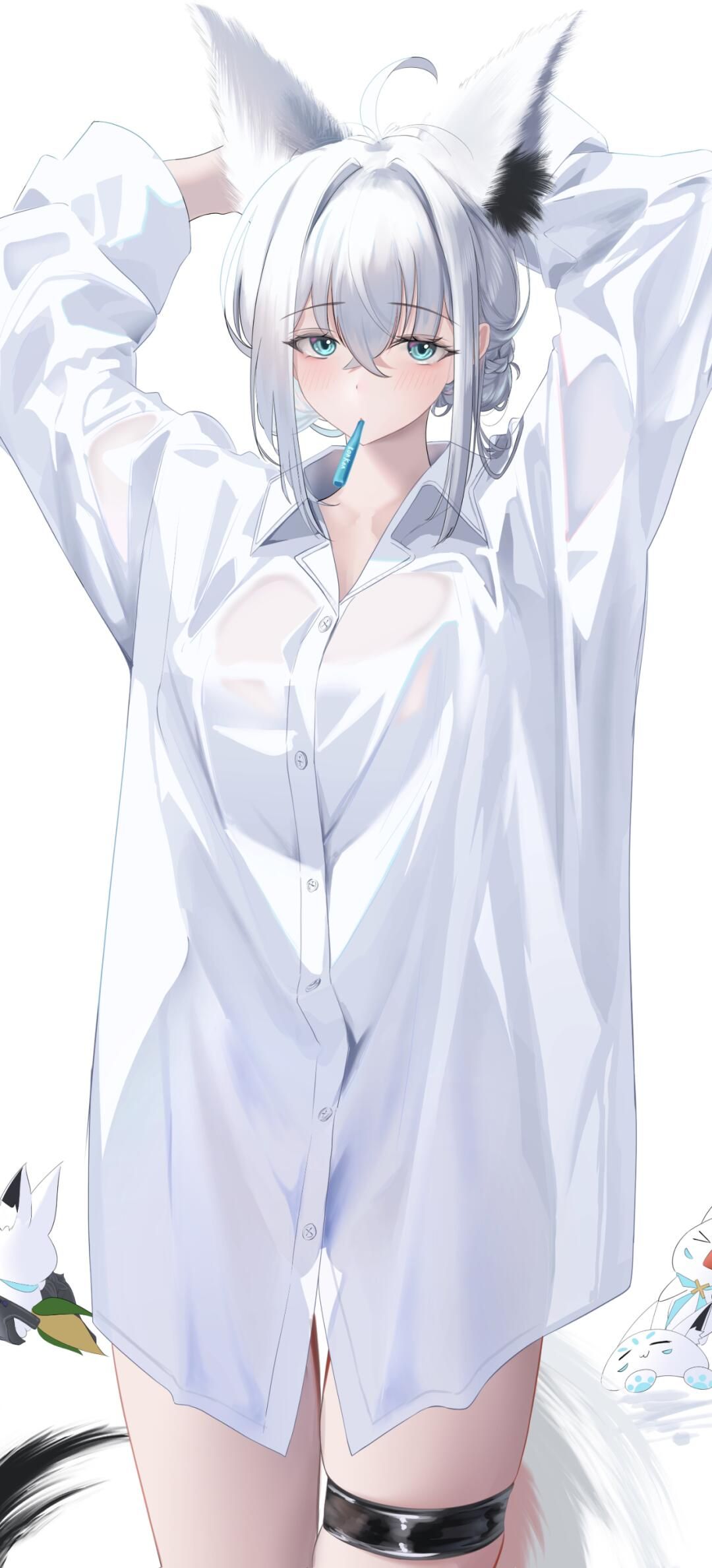 佳人着男友衬衫，雪白衣料下若隐若现的肌肤，勾勒出玲珑有致的身材曲线，眼神妩媚，轻