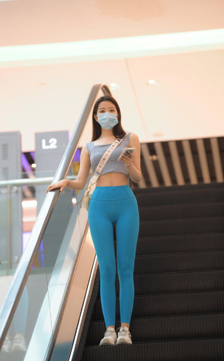 蓝色瑜伽裤美女商场电梯诱惑，紧致臀部若隐若现，让人忍不住多看一眼！ The be
