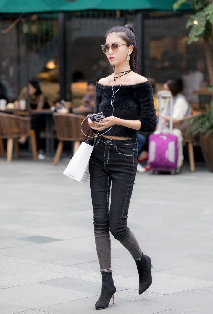 上海街头：高跟鞋与露肩衫的诱惑&mdash;&mdash;一位美女的时尚街拍