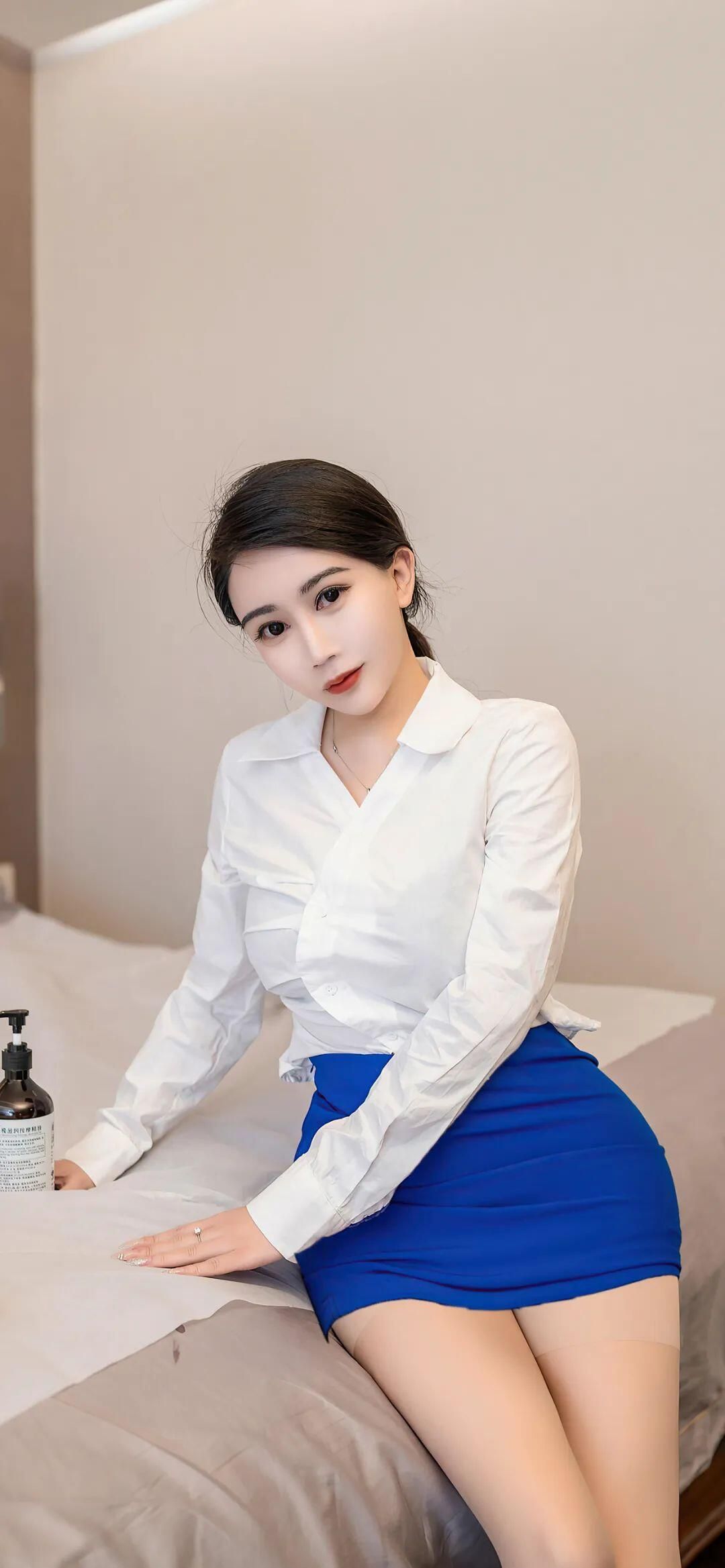 制服诱惑：白衬衫、蓝短裙技师的私密服务体验分享，让你欲罢不能的极致享受