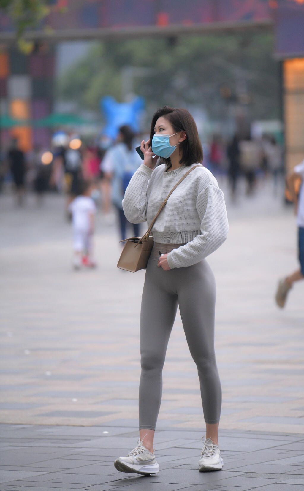 上海街头邂逅：紧身瑜伽裤美女的魅惑瞬间，让人浮想联翩