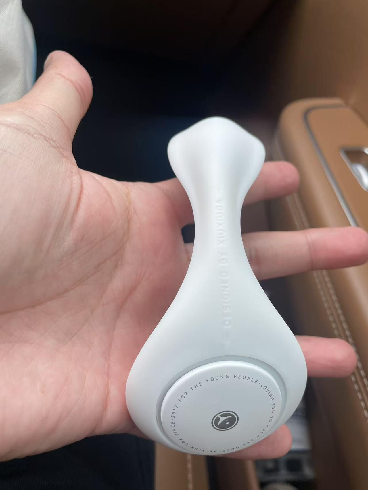 淫妻塞着跳蛋逛商场，淫水直流迫不及待回家开炮