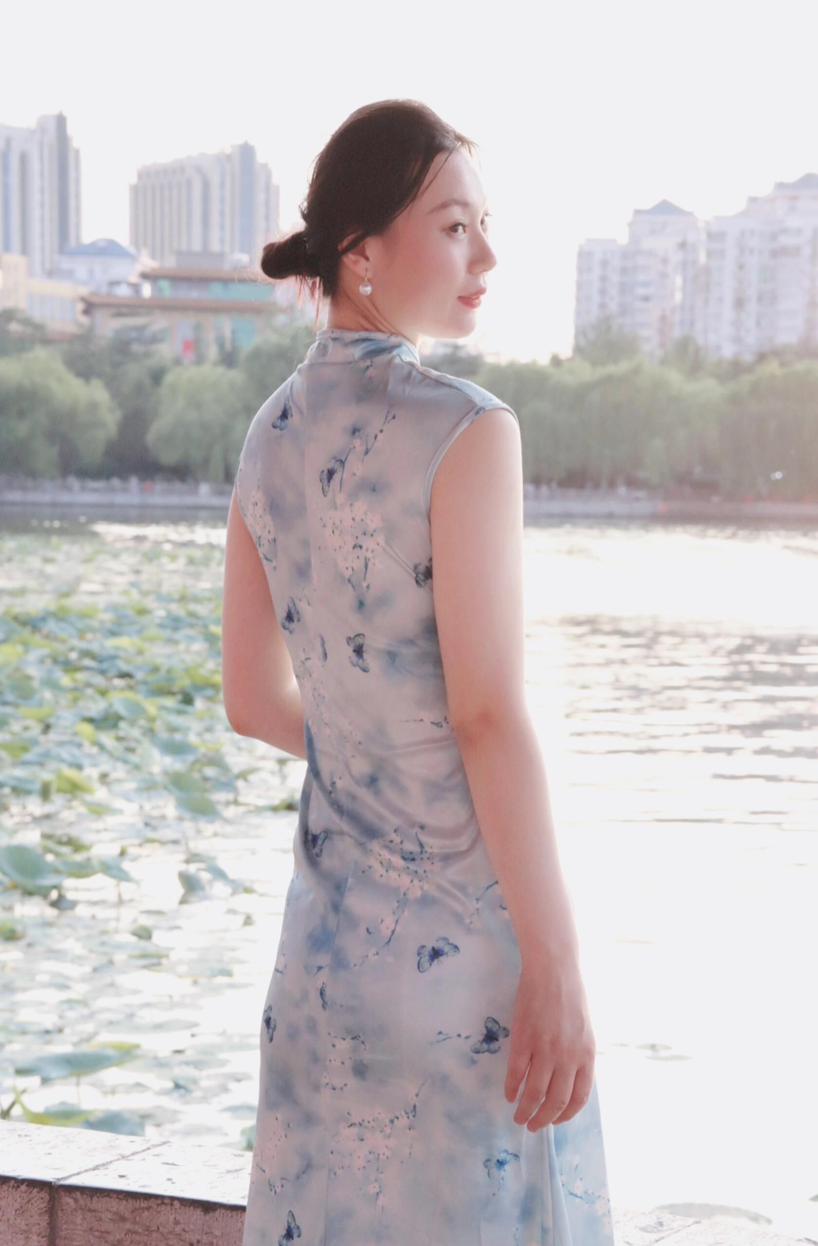 江南女子旗袍写真：东方古典韵味与现代时尚的完美结合，展现曼妙身姿与细腻肌肤。 J