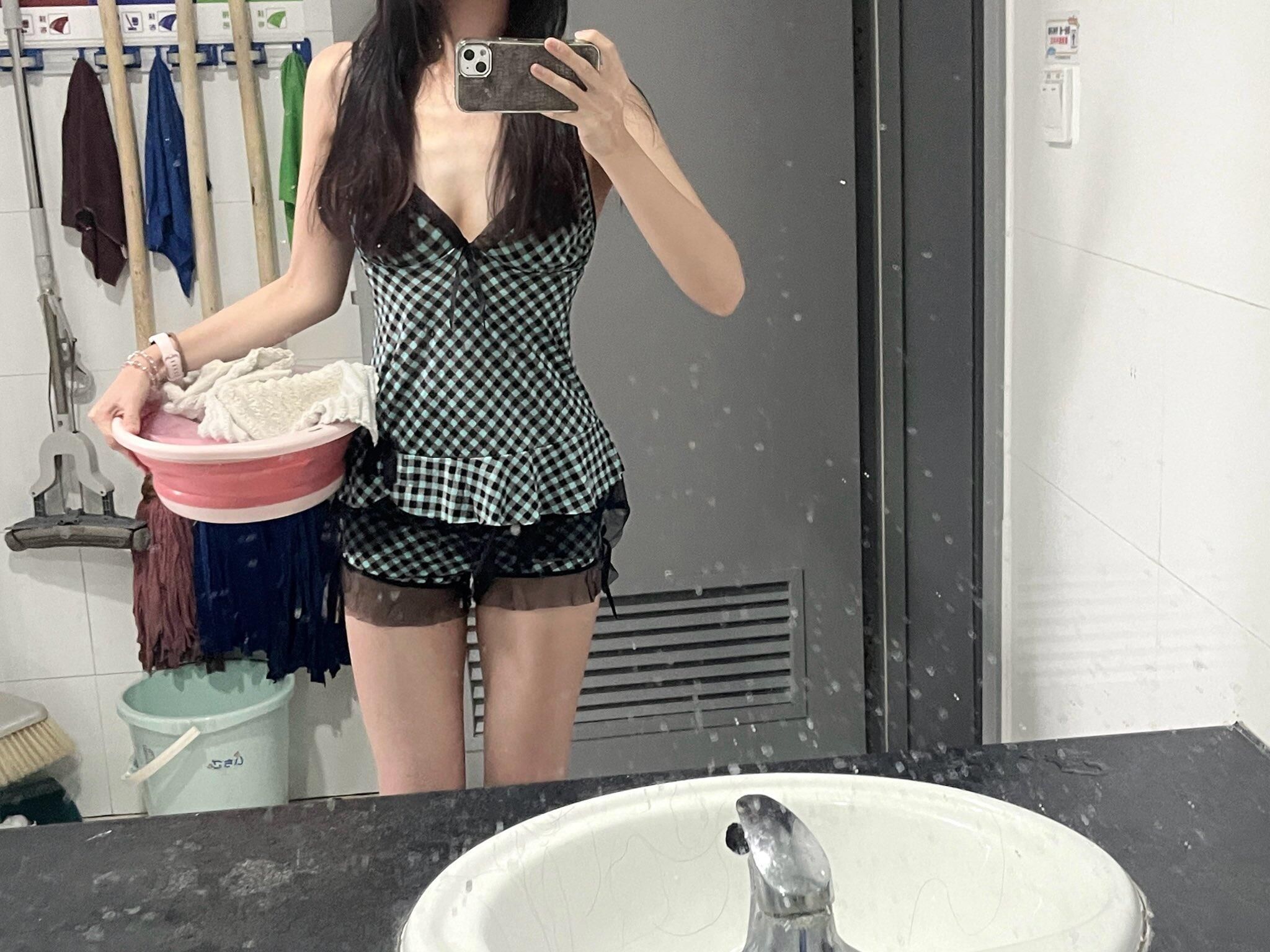 女大学生手机私密照外泄，身材爆好（1） Private photos of fe