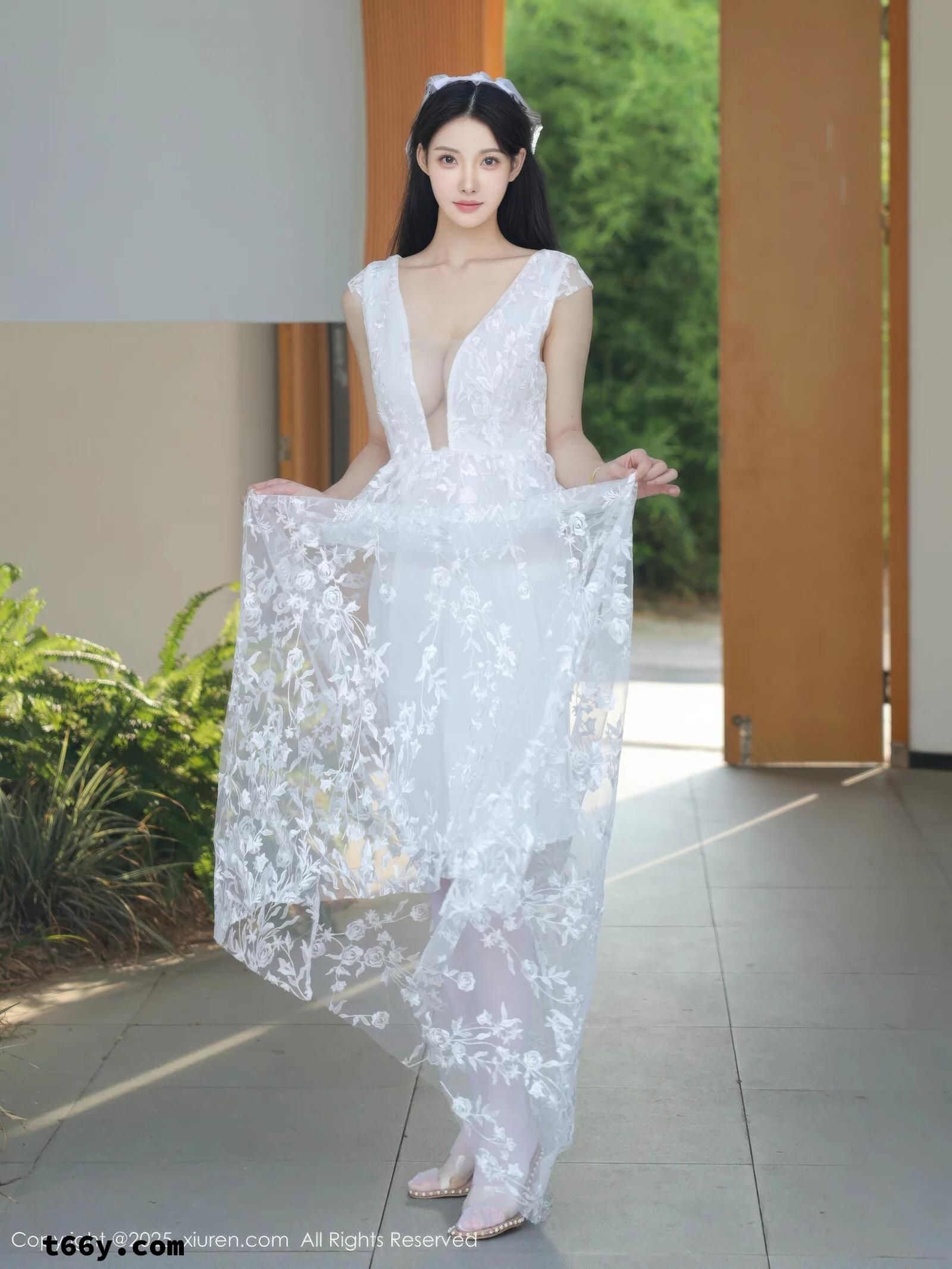 试穿个性感婚纱 Try on a sexy wedding dress