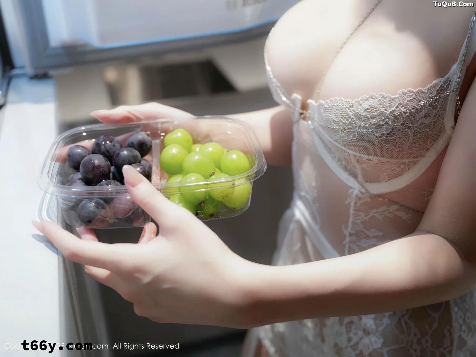 厨房里的葡萄妹妹 Grape sister in the kitchen