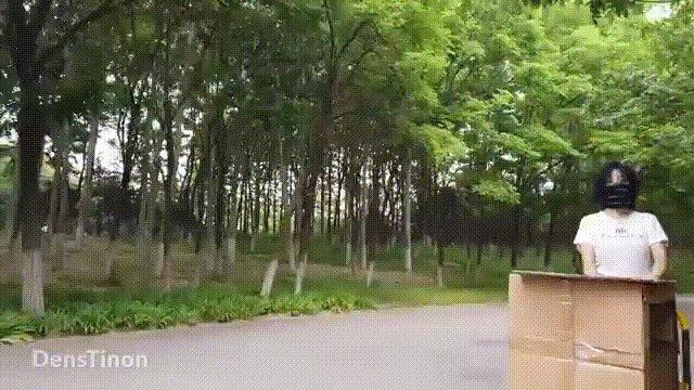 精彩动态图  北京天使极限露出挑战之测漏箱穿越森林公园 Wonderful dy