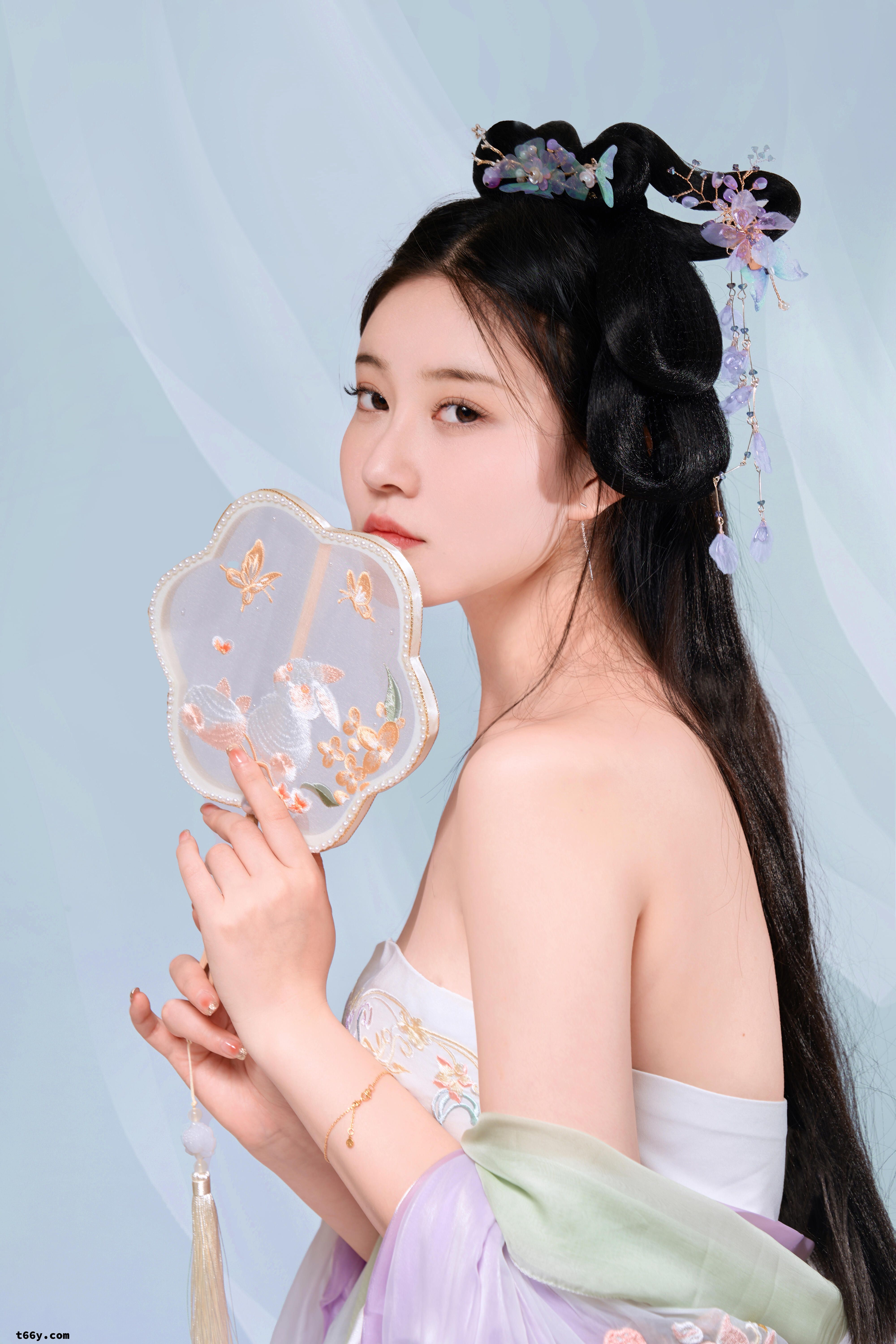 国风雅韵：轻纱半露香肩，绝代佳人手执绣扇，古典风情中蕴含东方柔媚，魅惑倾城写真集