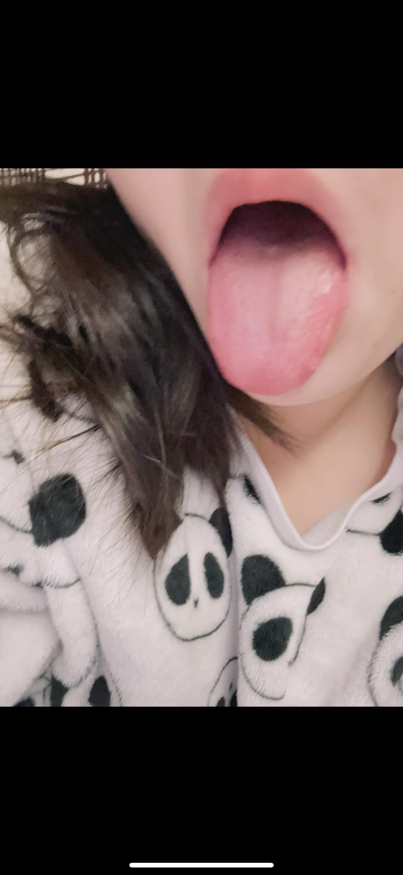 三洞被完全开发的女学生在床上放得开随便拍 The female student