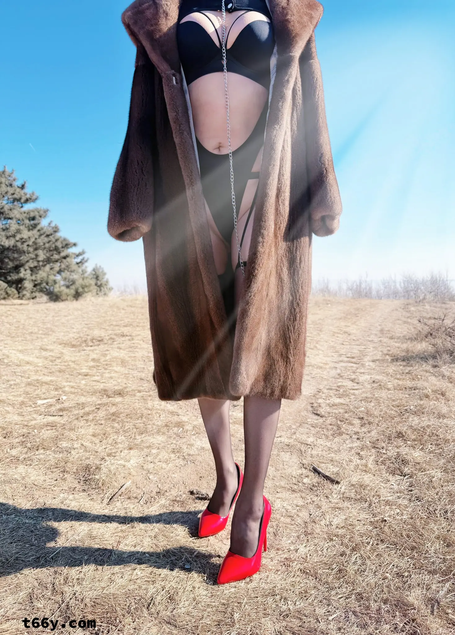 骚妻野外露出过大年 Hotwife exposed outdoors to ce