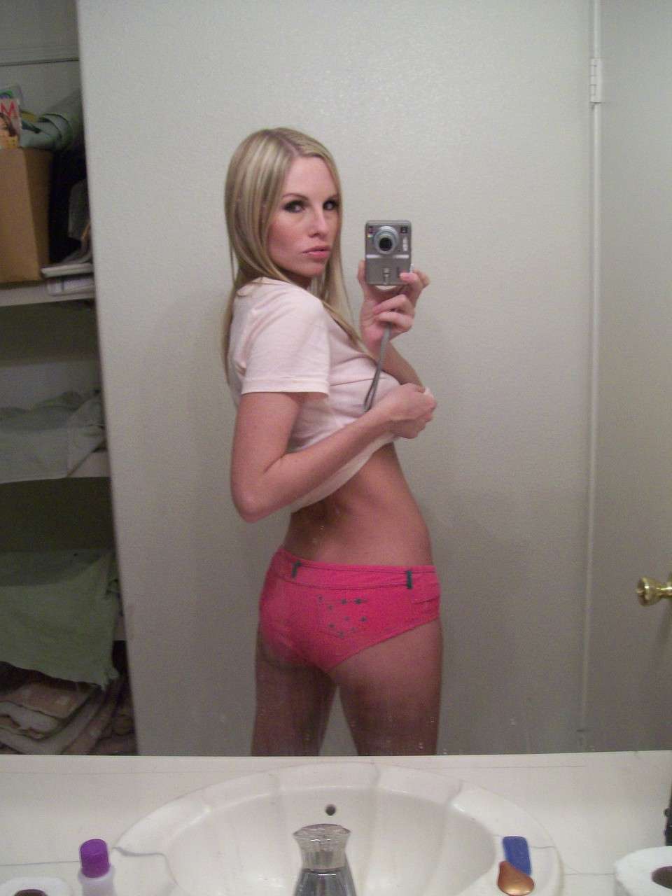 金发女子浴室自拍秀身材 Blonde women's bathroom selfie show figure