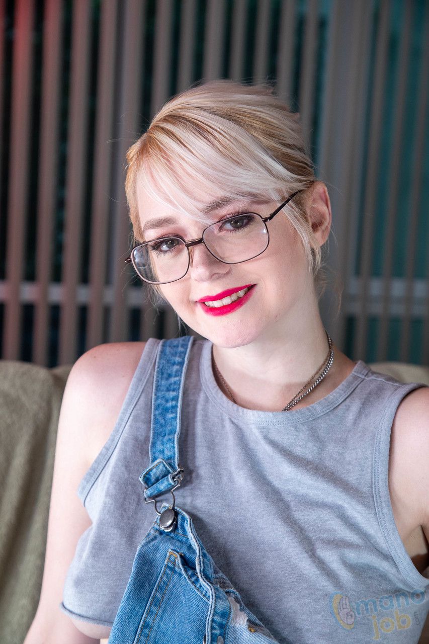 Cute blonde masturbates in kn Cute blonde masturbates in kn