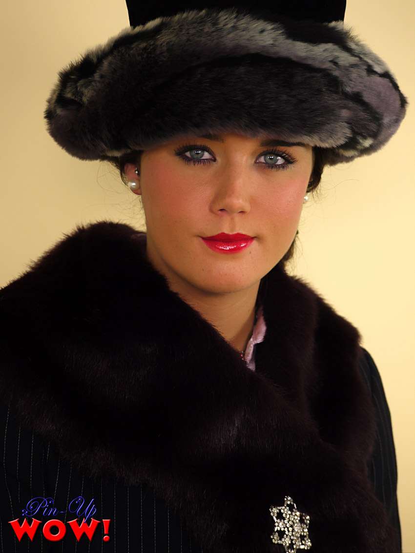 Fully clothed pinup girl Mari Fully clothed pinup girl Mari