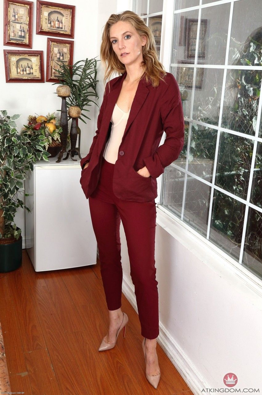 Slim mature Mona Wales doffs ... Slim mature Mona Wales doffs...