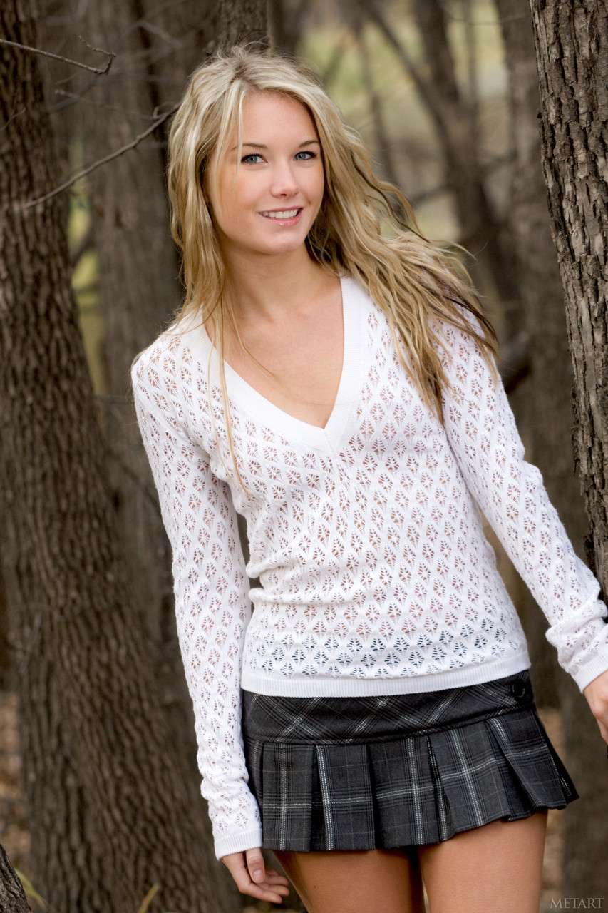 Sweet blonde teen Jewel A dis... Sweet blonde teen Jewel A dis...