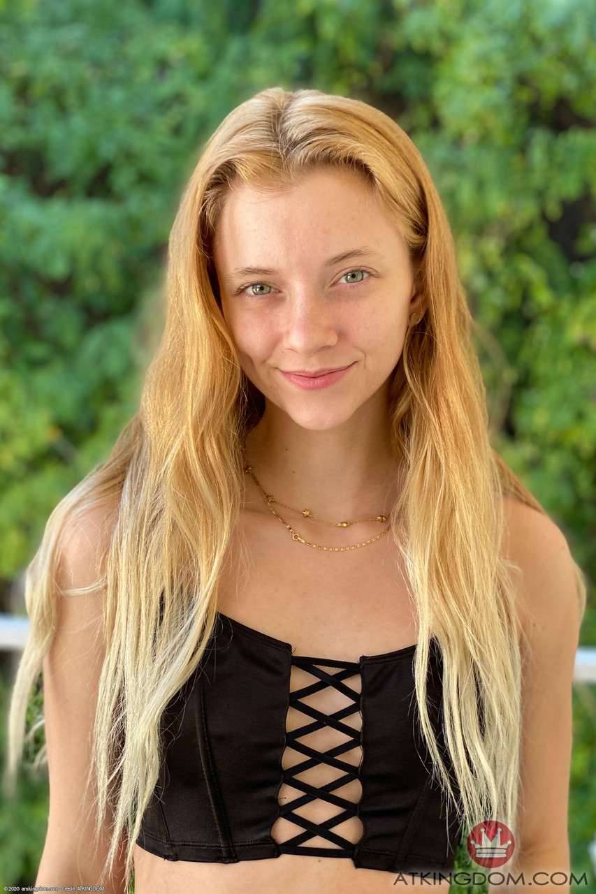 Sexy amateur Riley Star displ Sexy amateur Riley Star displ