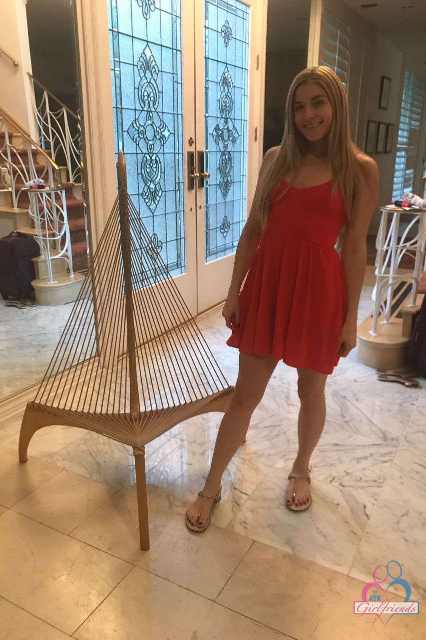 Petite amateur babe Nikki Pea Petite amateur babe Nikki Pea