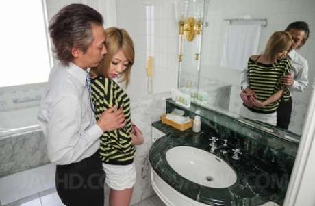 瘦小的日本女孩早川瑞在口交后吐出精液 Skinny Japanese girl Rui Hayakawa spits out semen after oral sex