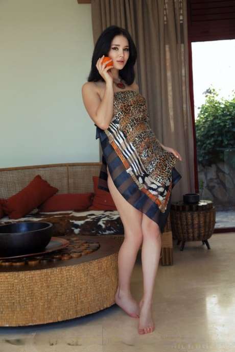 美丽少女 Malena 在单人动作中摆脱裙装，展现火辣身材 Beautiful girl Malena gets rid of her skirt in a single action and shows her hot figure