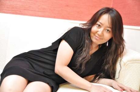 胸部可爱的亚洲小奶娃正在脱衣服，她的身材棒极了 A cute Asian baby with breasts is taking off her clothes, she has a great figure