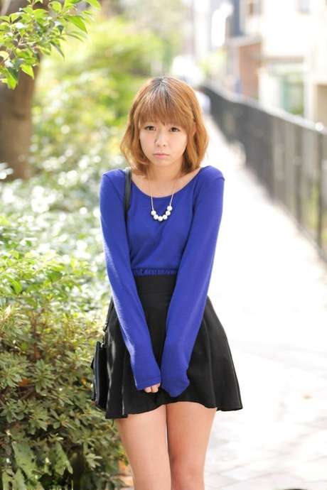 娇小的亚洲女孩Fu Sazanami在站立时露出了她的阴部并被冲撞。 Petite Asian girl Fu Sazanami exposed her pussy and was rammed while standing.