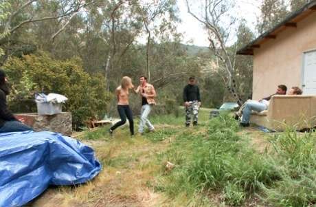 顽皮男生公然与被绑小鸡贞操林恩在新鲜空气中啪啪啪 Naughty boy openly having sex with the chastity Lynn tied up in fresh air