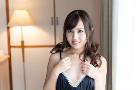 美丽的亚洲宝贝EMI Aoi在做爱前得到一个指法 Beautiful Asian Baby EMI Aoi gets a fingering before having sex