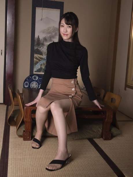 娇小的亚洲宝贝Mirai Minano在狂野的性爱后展示她的奶油色的阴部 Petite Asian babe Mirai Minano shows her creamy pussy after wild sex