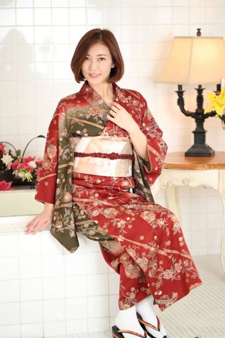 性感的亚洲女孩瞳得到creampied同时具有铁杆性 Sexy Asian girl's pupil gets creampied while having hardcore sex