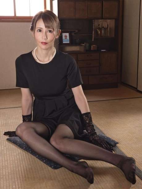 热辣的亚洲妻子小泉真希在做爱后展示了她剃了毛的奶油色阴部 Hot Asian wife Maki Koizumi shows her shaved cream pussy after sex