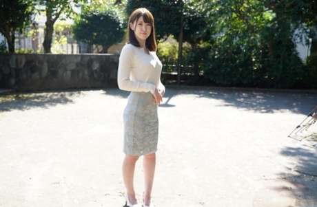 可爱的日本Mirai Minano在接受面部护理之前将她的毛茸茸的阴部剔骨 Cute Japanese Mirai Minano clenched her furry pussy before getting facial